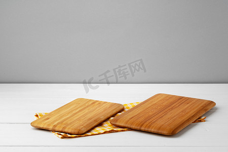 白色木桌上棉餐巾上的木切板