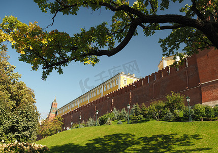 俄罗斯莫斯科克里姆林宫出口附近的绿色风景