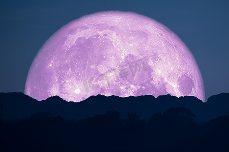 超级满粉红月亮回到夜空中的剪影山