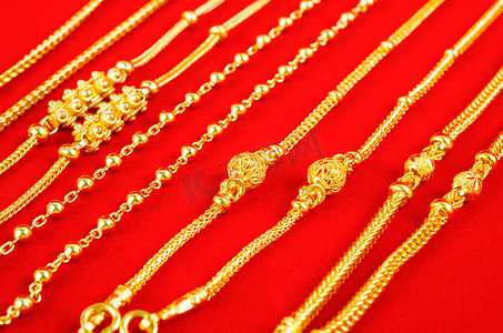红色天鹅绒面料上的金项链套装。
