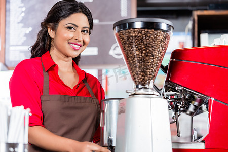 印度咖啡师提供咖啡