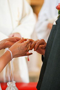 婚纱教堂摄影照片_新娘在婚礼上给新郎戴戒指