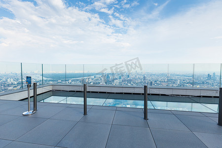 泰国曼谷 — 2022年4月30日：王权大京都大厦在泰国建造新高层建筑的屋顶可欣赏曼谷城市景观。