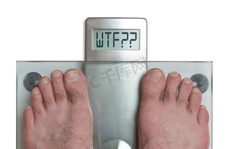 体重秤上的男人脚 - WTF！！！