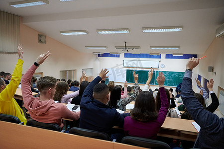 教室里一大群人举起手和手臂