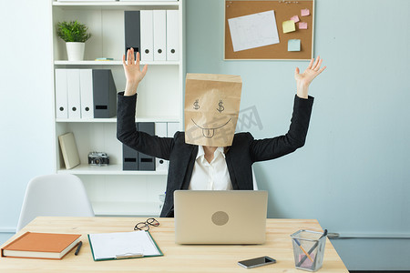 疯狂工作摄影照片_商业、情感和金钱概念 — 办公室疯女人在她头上放了一个包裹，上面画着滑稽的脸。