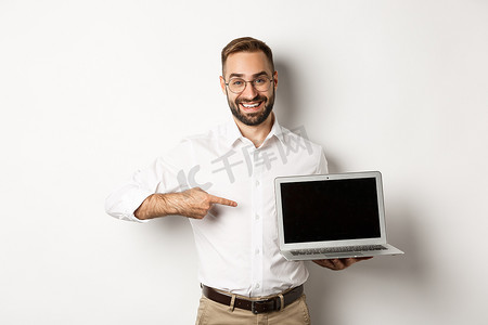 公司网页背景摄影照片_职业经理人在笔记本电脑屏幕上显示网页，指着电脑，站在白色背景上