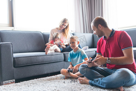 玩电子游戏的幸福家庭