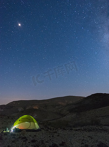 星空下营地摄影照片_沙漠度假星空下的帐篷