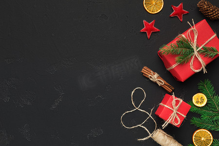 黑色背景中的圣诞喜庆礼盒和装饰品