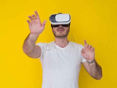 虚拟现实现实摄影照片_使用虚拟现实 VR 耳机眼镜的帅哥