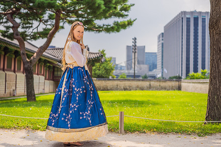 身着韩服的年轻白人女游客在景福宫。