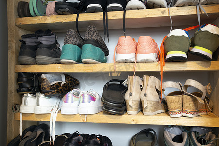 鞋架中不同鞋子的收藏，用于存放、杂乱和需要整理，衣柜带架子，室内设计时尚装饰
