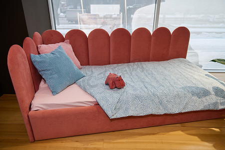 现代时尚简约的儿童沙发床，采用柔软明亮的珊瑚丝绒面料，在最高品质家具店的陈列室展出出售