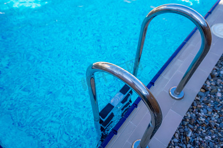 酒店范围内游泳池的蓝色透明水背景。