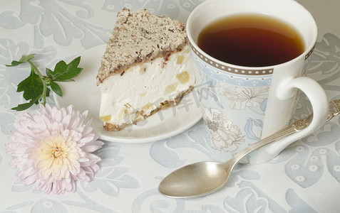女生喝乳清蛋白摄影照片_乳清干酪和梨蛋糕配一杯茶