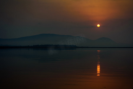 奥里萨邦马哈纳迪河上的日出，东加特山脉