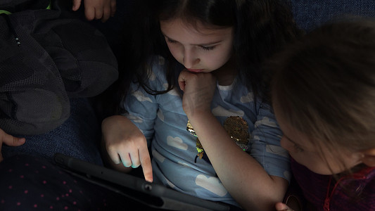 正品 3 岁小学龄前幼儿未成年儿童孩子兄弟姐妹在家里一起看卡通玩游戏在线聊天智能手机设备笔记本电脑平板电脑。