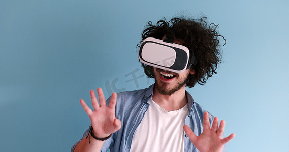 使用虚拟现实 VR 耳机眼镜的人