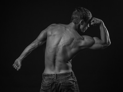 三角肌摄影照片_肌肉运动员的背部