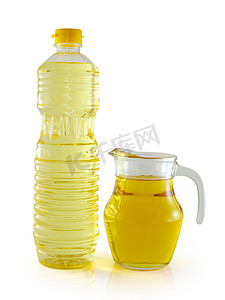 白色背景中塑料瓶和罐子中的植物油