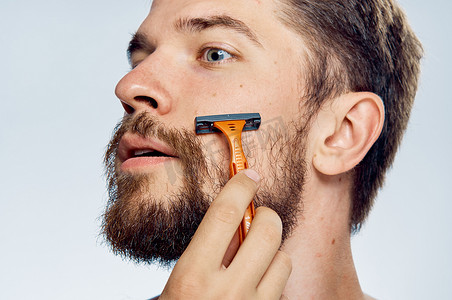 手持剃须刀的男士面部护肤早间生活方式清洁皮肤