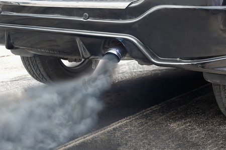 道路上汽车排气管造成的空气污染