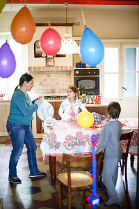 母亲和孩子们为生日聚会准备厨房