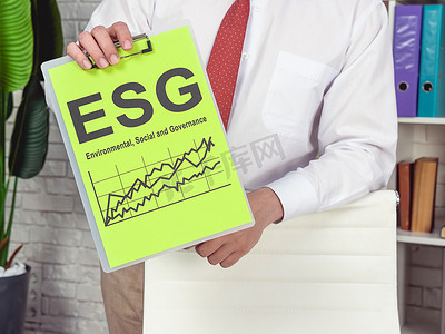 经理展示环境、社会和治理 ESG 投资报告。