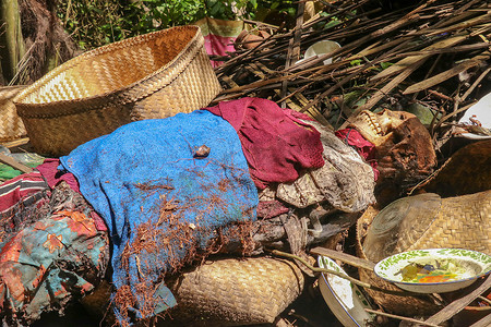 彩色布料摄影照片_一具身着彩色布料的死者尸体躺在地上，这是印度尼西亚巴厘岛的传统埋葬方式。