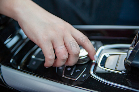 现代汽车中控台上的手推环按钮