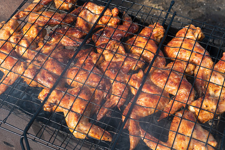 烤鸡翅。视频 4K 烹饪炸羊肉串、烧烤、烧烤、烤肉串或煤上的肉。