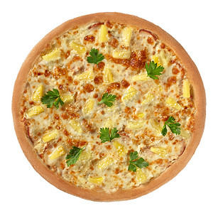 夏威夷披萨配鸡肉、菠萝、奶酪酱和马苏里拉奶酪，撒上芝麻和蔬菜