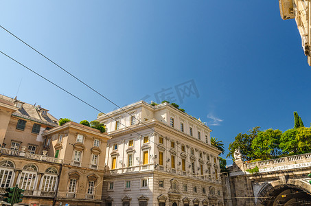 勒卡里-帕罗迪宫古典典型建筑位于德尔波特洛广场和历史中心隧道