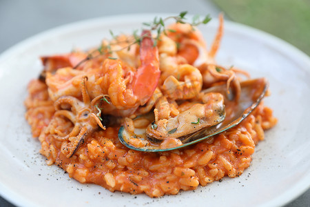 海鲜烩饭摄影照片_海鲜烩饭配贻贝虾和鱿鱼，意大利食品