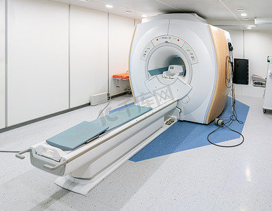 成象摄影照片_MRI - 磁共振成像 - 扫描仪在病房里，里面没有人
