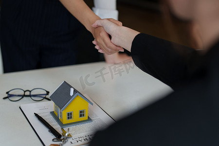 客户在签订购房合同后收到一笔超值的交易。