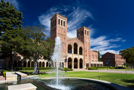 校园摄影照片_加州大学洛杉矶分校 (UCLA) 的罗伊斯大厅