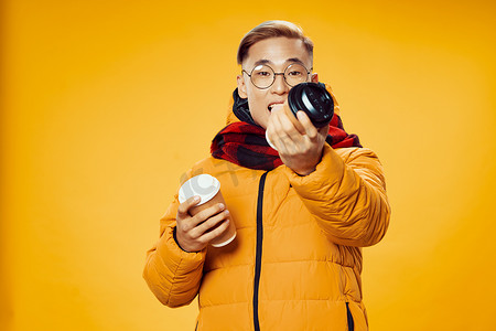 男式黄色冬季夹克杯，带饮料咖啡暖饮