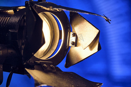 布景或摄影棚中专业照明灯具的特写。