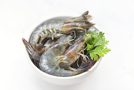 白色背景中隔离的碗上的鲜虾 — 生虾