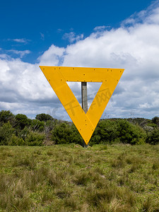 陆地上的航运导航黄色三角形标志