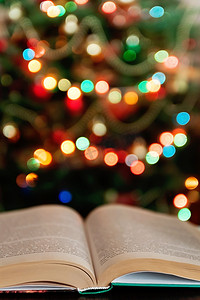 圣诞节和圣经与模糊的蜡烛光背景