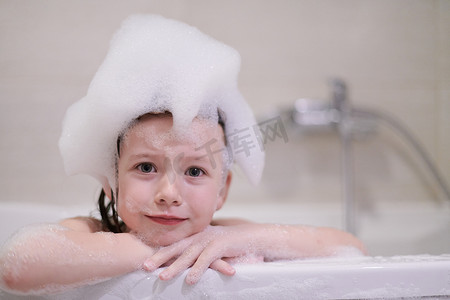 洗澡肥皂摄影照片_洗澡的小女孩玩肥皂泡沫