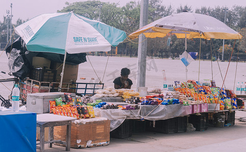 路边小吃摊或街头小吃店展示，在炎热的夏季出售食品和饮料。
