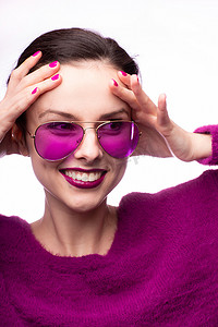 紫红色头发摄影照片_穿着紫色毛衣的女性，嘴唇上涂着紫色唇膏的紫色眼镜
