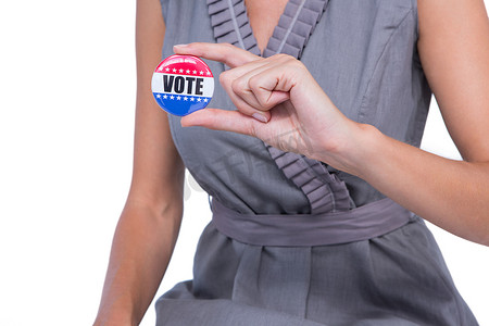 一名妇女展示投票徽章