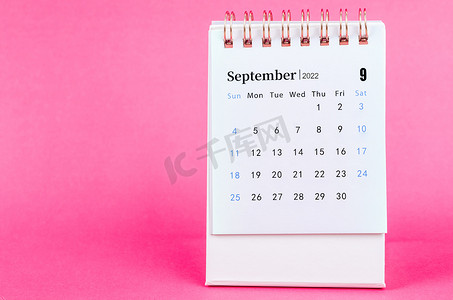 2022 年 9 月粉红色背景的台历。