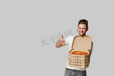 餐厅在线提供 4 个披萨盒安全送货服务。
