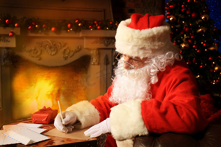 圣诞老人回答圣诞信件的画像。